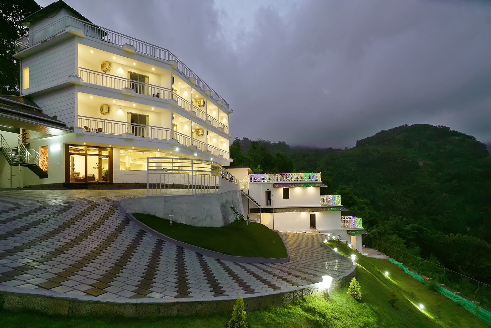 MOONLINE RESORTMUNNAR