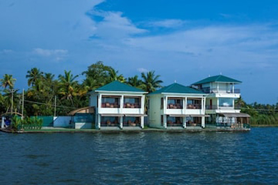 lakefront resort in Alappuzha, Alleppey backwater resort, honeymoon resort in Alleppey, houseboat stay in Alappuzha, family resort in Alleppey, and Alappuzha resort booking.